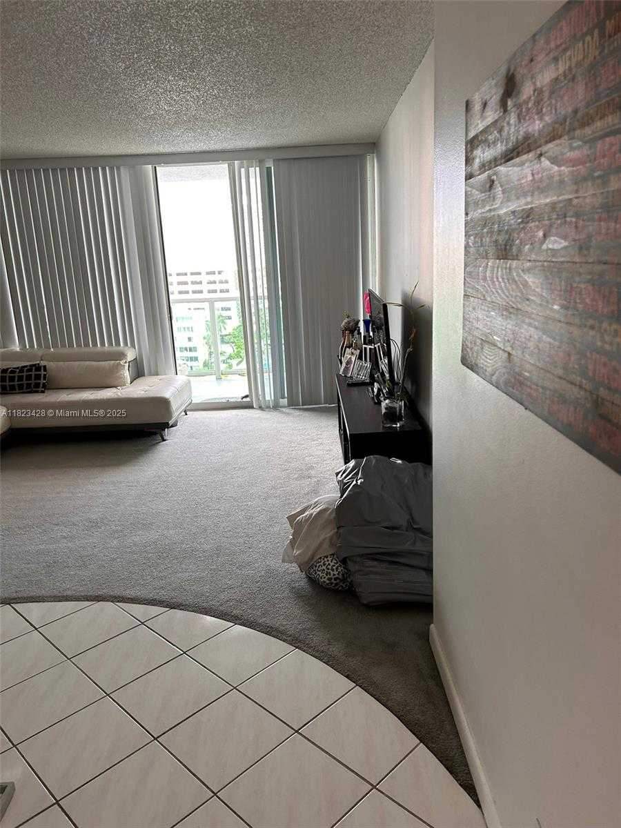 Small Image of 100 BAYVIEW DR #1030, Sunny Isles Beach Number 5