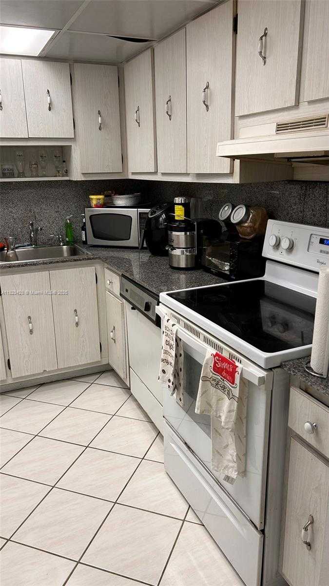 Small Image of 100 BAYVIEW DR #1030, Sunny Isles Beach Number 9