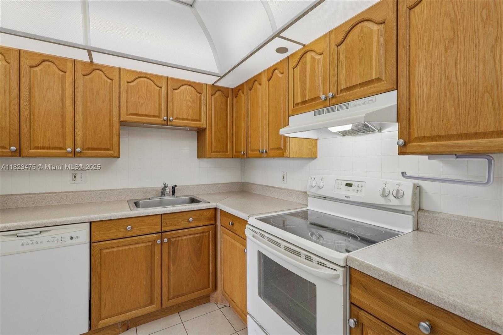 Small Image of 900 SAINT CHARLES PL #420, Pembroke Pines Number 10