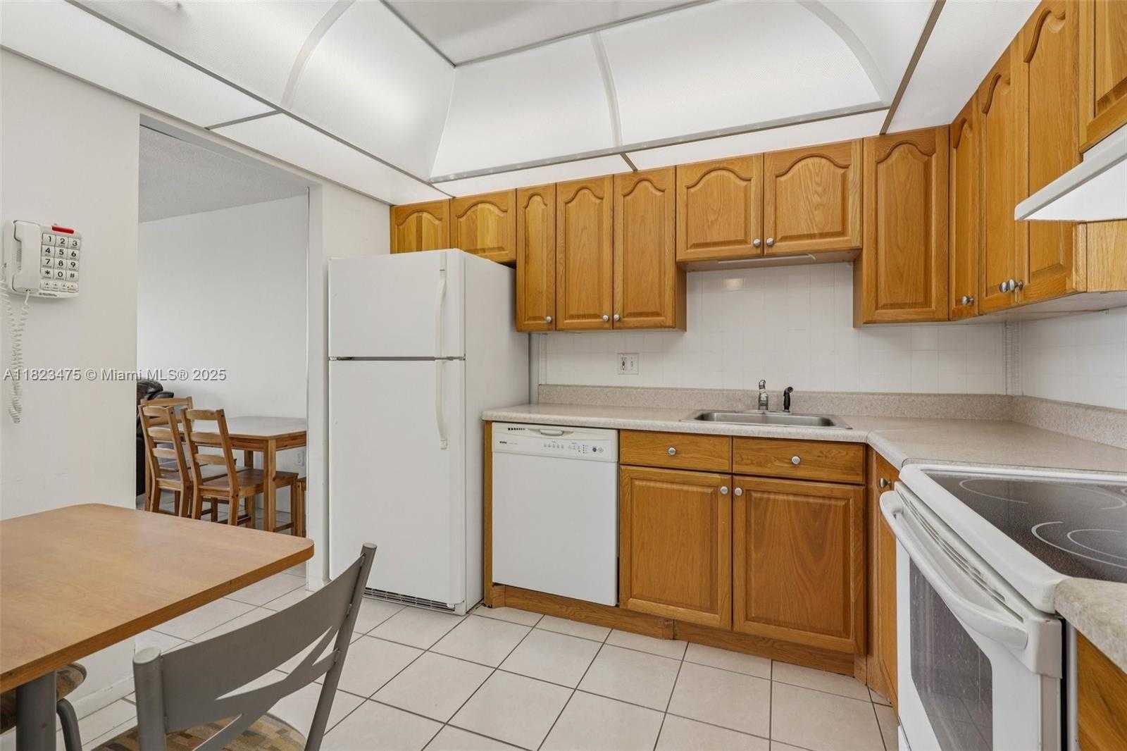 Small Image of 900 SAINT CHARLES PL #420, Pembroke Pines Number 11