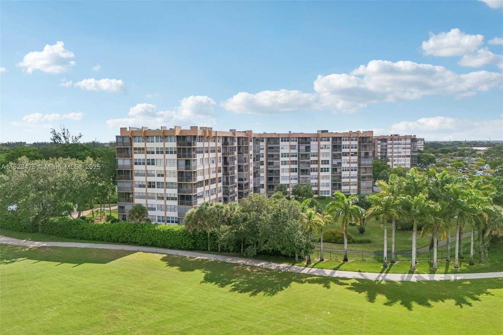 Small Image of 900 SAINT CHARLES PL #420, Pembroke Pines Number 26