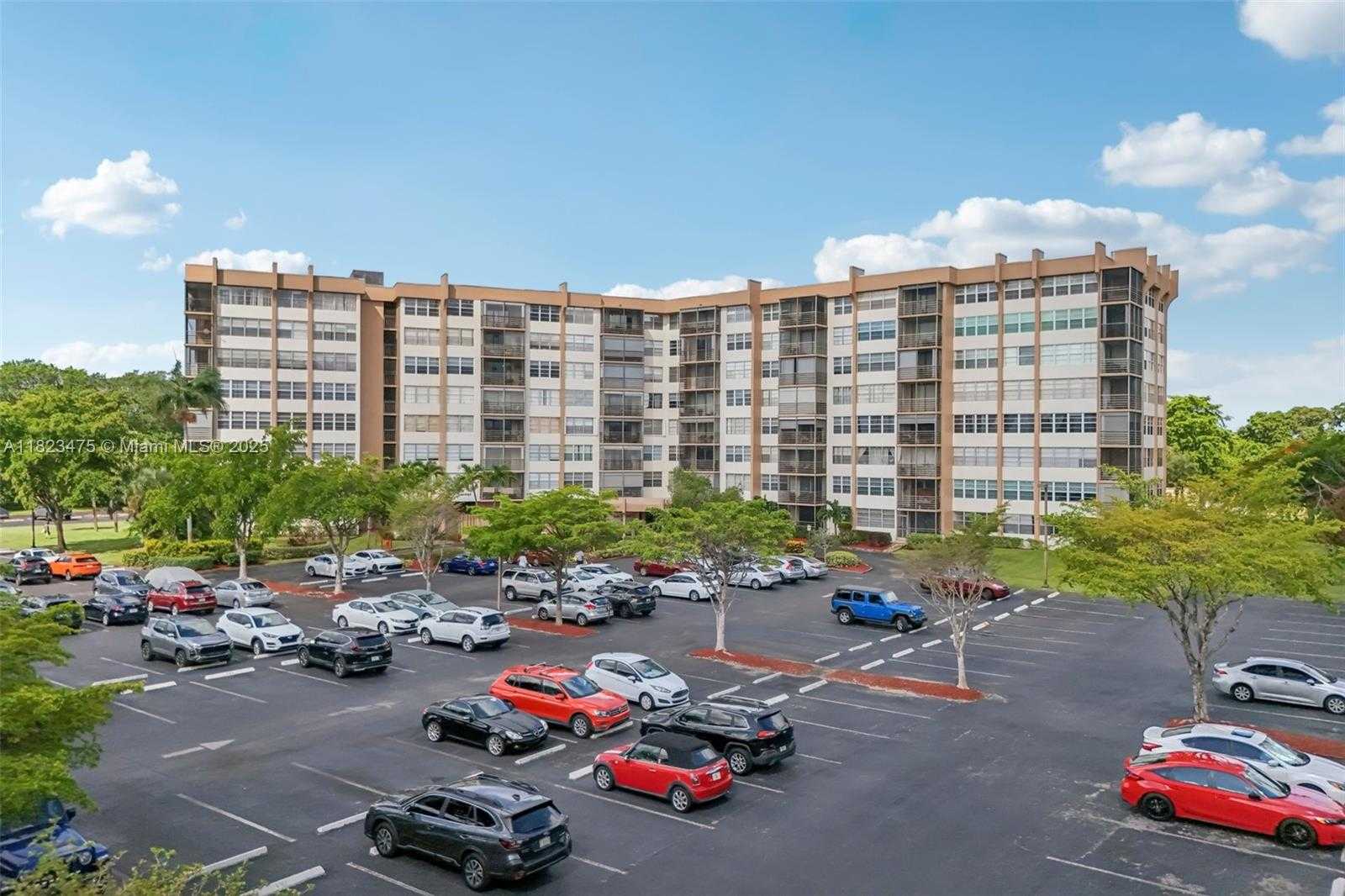 Small Image of 900 SAINT CHARLES PL #420, Pembroke Pines Number 27