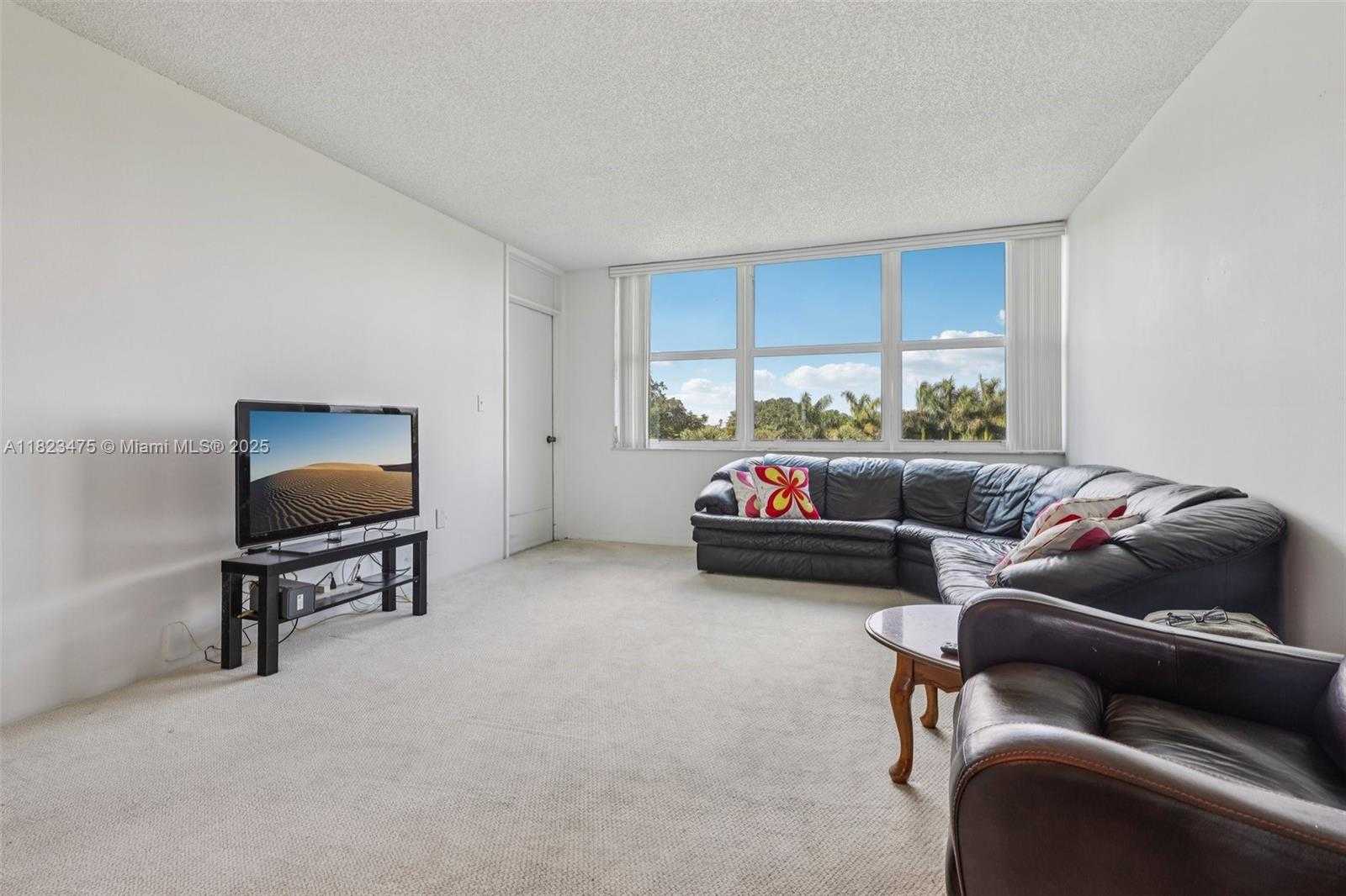 Small Image of 900 SAINT CHARLES PL #420, Pembroke Pines Number 3