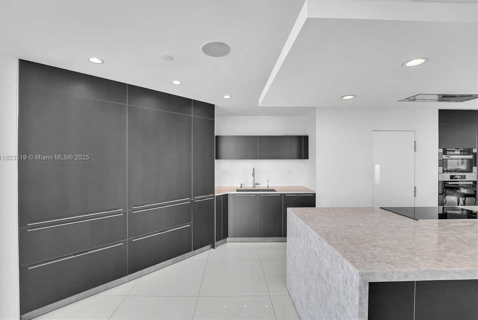 Small Image of 300 SOUTH POINTE DR #3405, Miami Beach Number 11