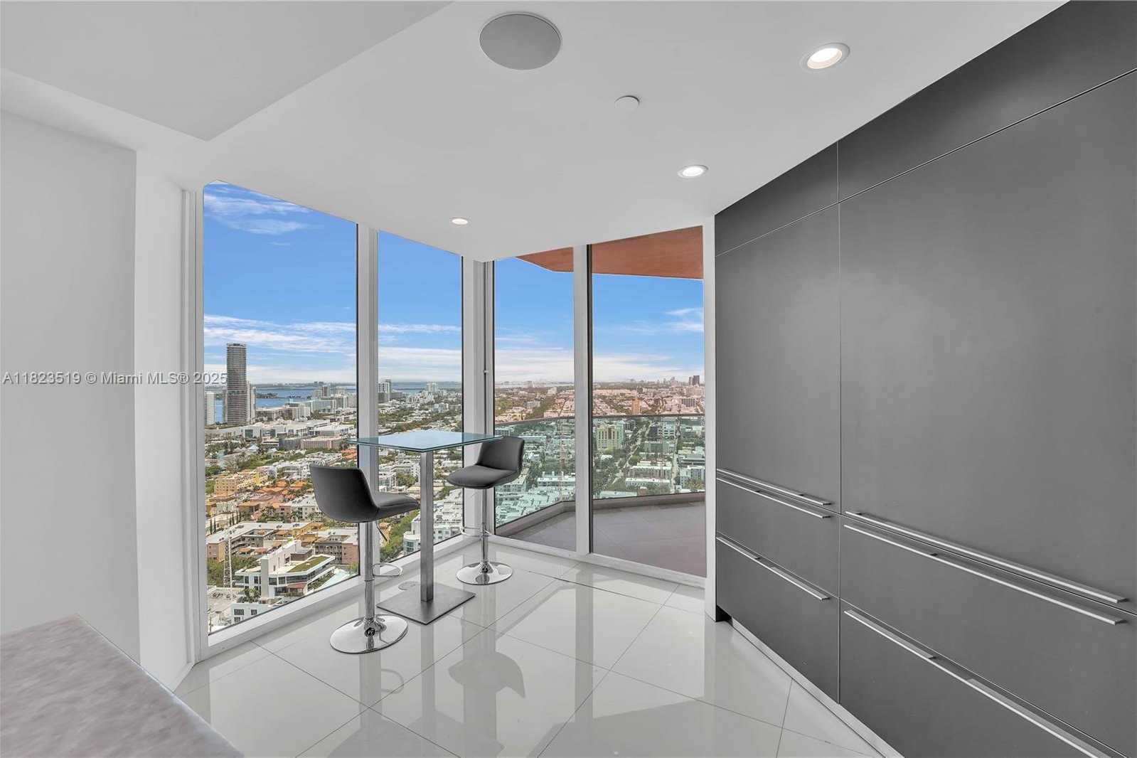 Small Image of 300 SOUTH POINTE DR #3405, Miami Beach Number 12