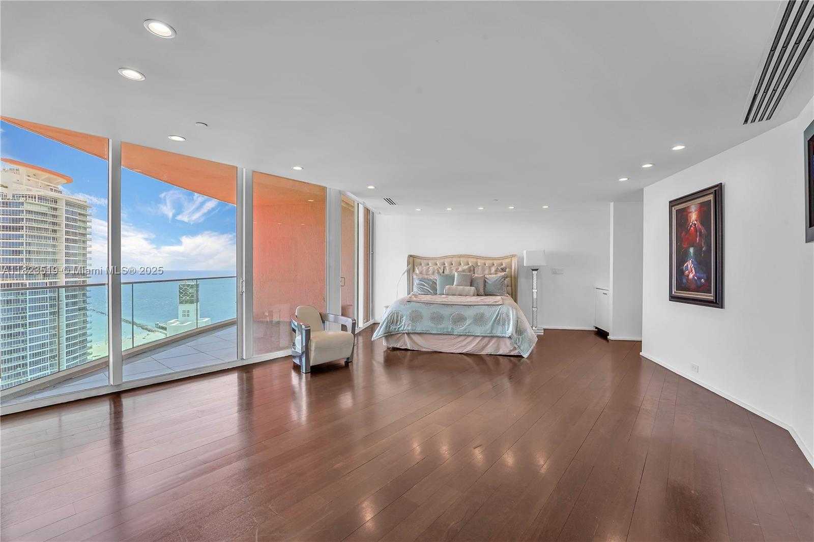 Small Image of 300 SOUTH POINTE DR #3405, Miami Beach Number 24