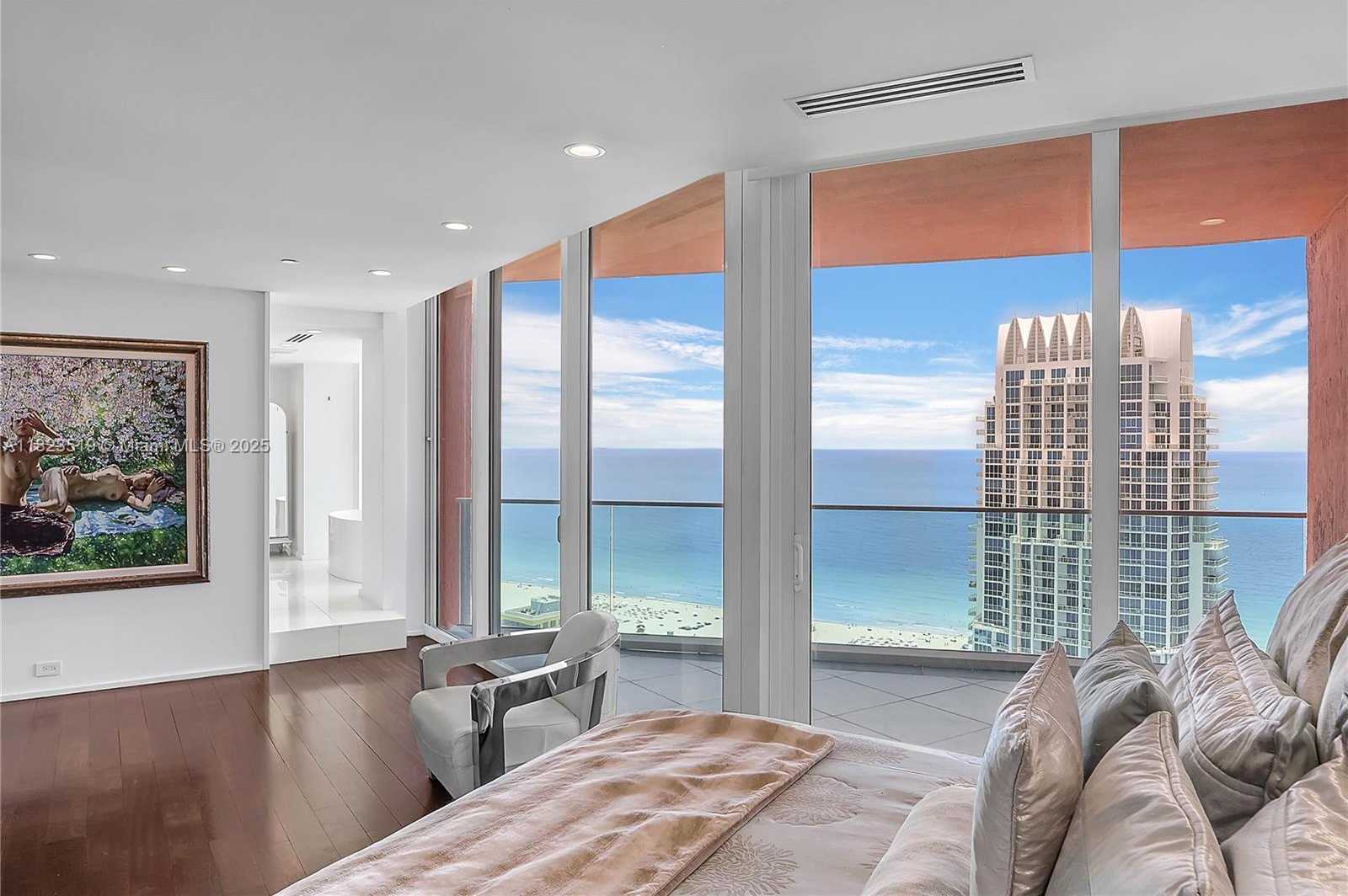 Small Image of 300 SOUTH POINTE DR #3405, Miami Beach Number 25