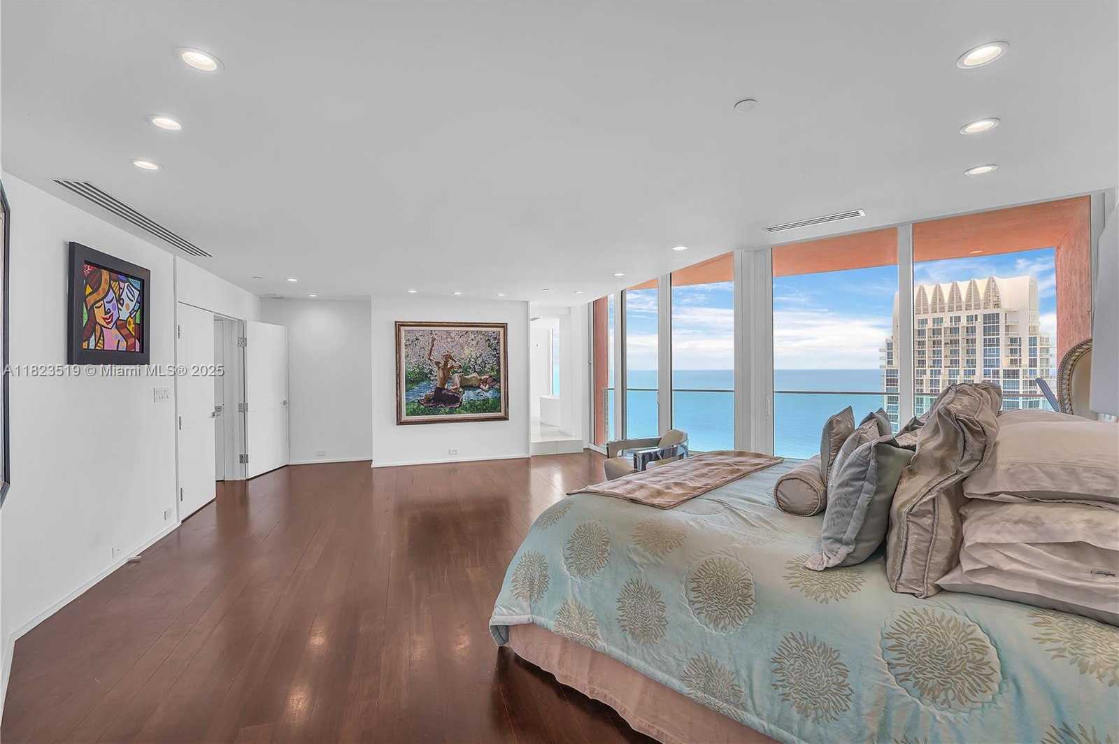 Small Image of 300 SOUTH POINTE DR #3405, Miami Beach Number 26