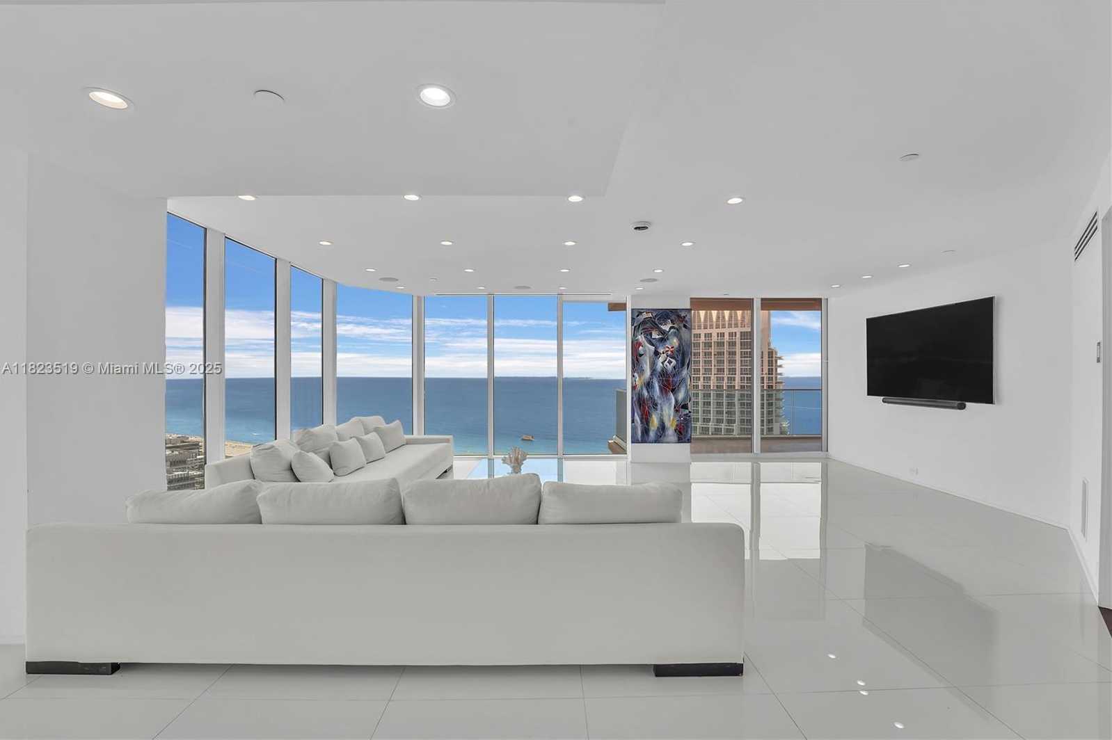 Small Image of 300 SOUTH POINTE DR #3405, Miami Beach Number 4