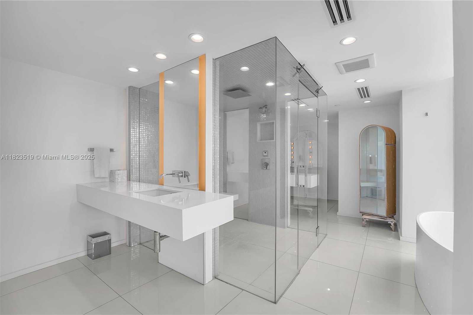 Small Image of 300 SOUTH POINTE DR #3405, Miami Beach Number 40