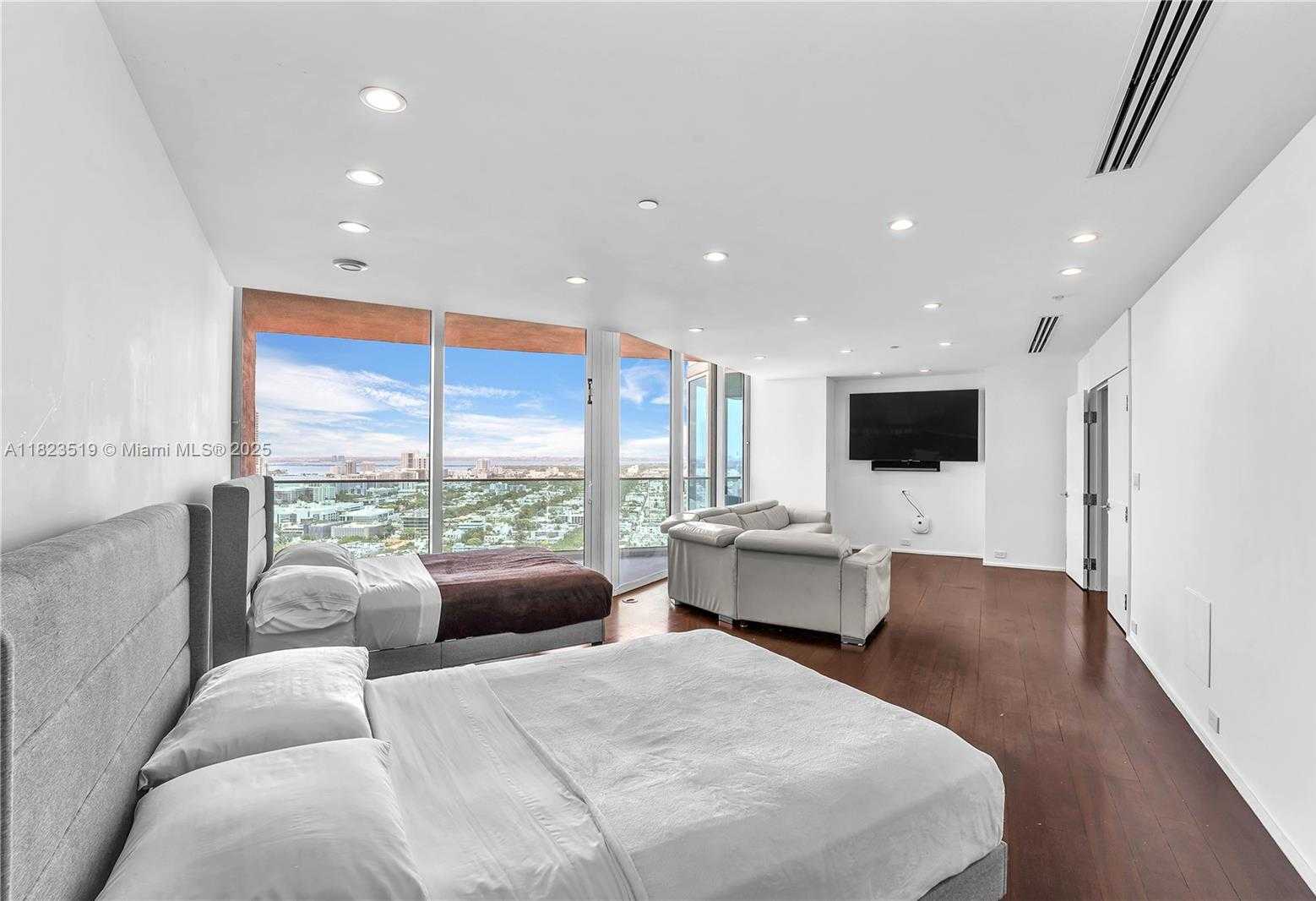 Small Image of 300 SOUTH POINTE DR #3405, Miami Beach Number 44