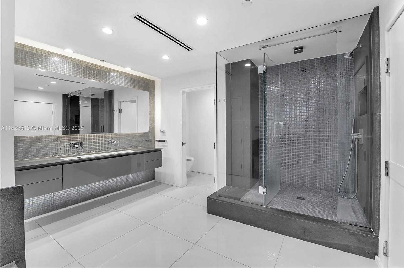 Small Image of 300 SOUTH POINTE DR #3405, Miami Beach Number 49