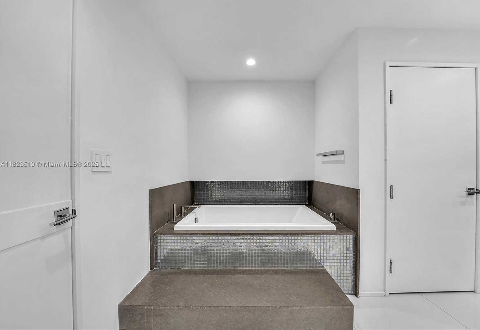 Small Image of 300 SOUTH POINTE DR #3405, Miami Beach Number 51