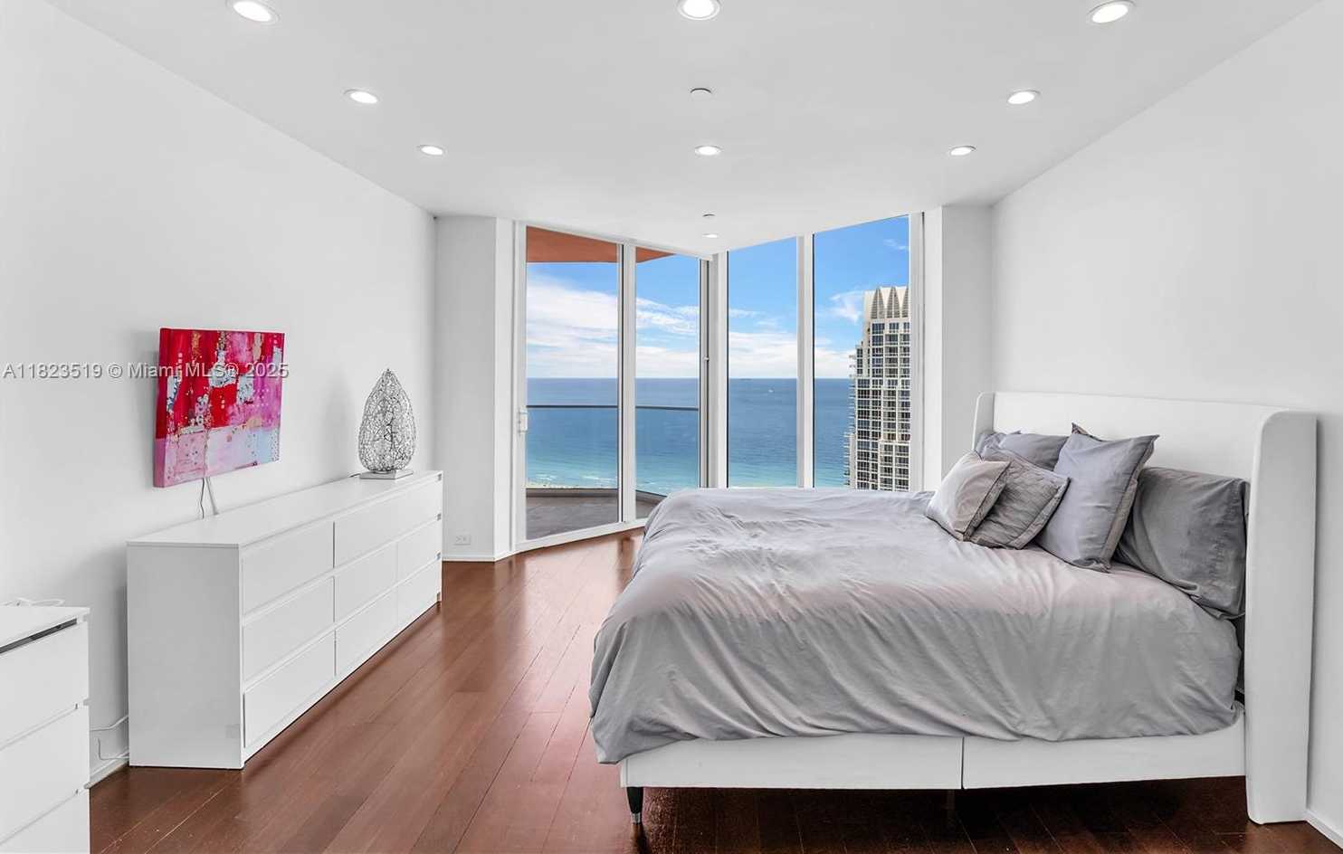 Small Image of 300 SOUTH POINTE DR #3405, Miami Beach Number 52