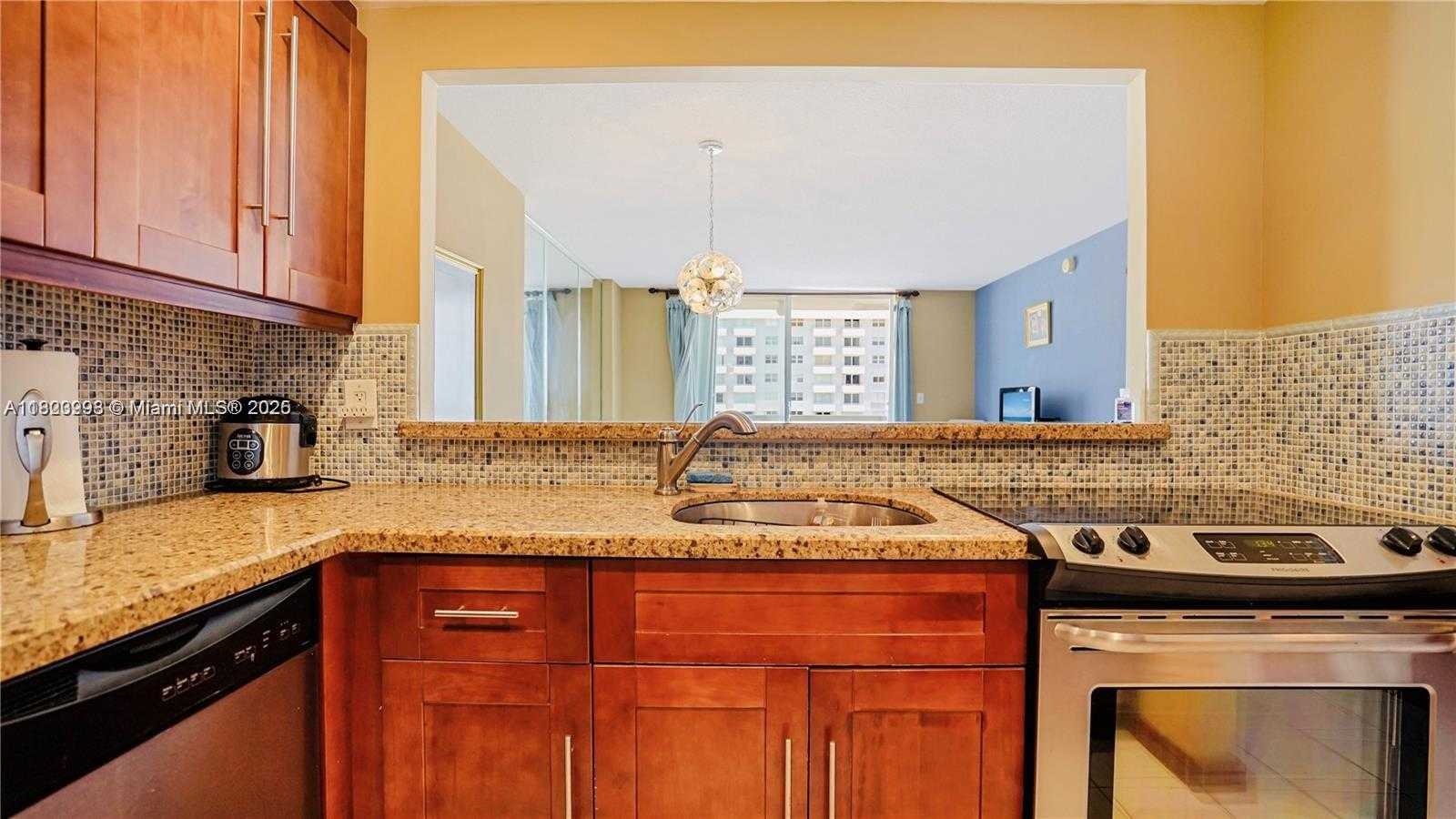 Small Image of 401 OCEAN DR #722, Miami Beach Number 3