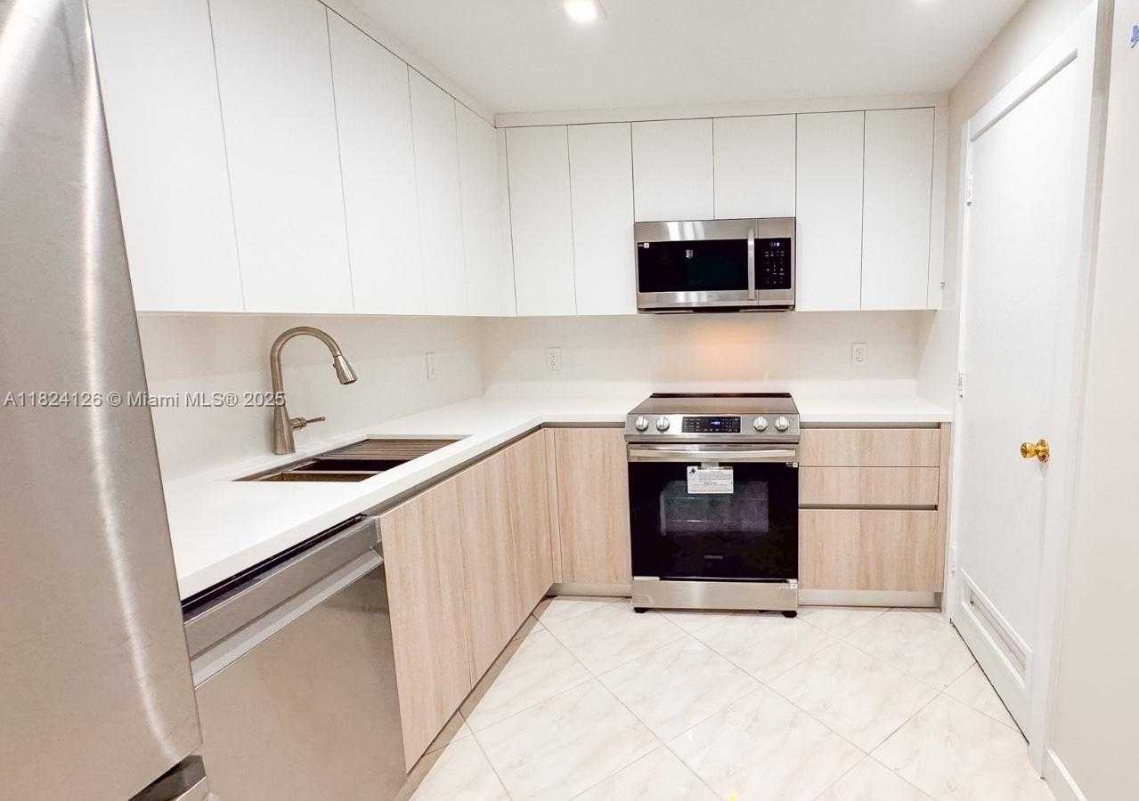Small Image of 400 KINGS POINT DR #1222, Sunny Isles Beach Number 5