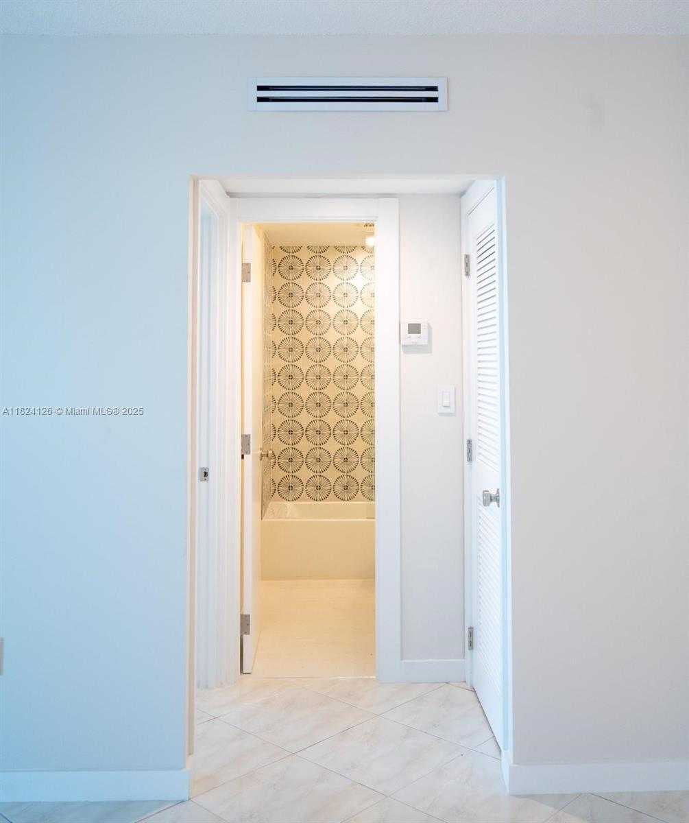 Small Image of 400 KINGS POINT DR #1222, Sunny Isles Beach Number 9