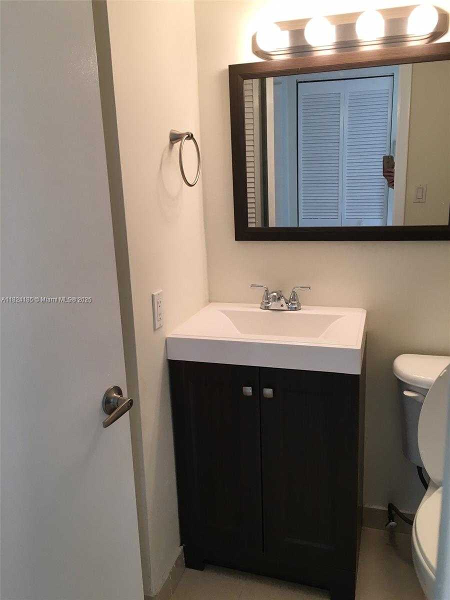 Small Image of 1450 BRICKELL BAY DR #311, Miami Number 17