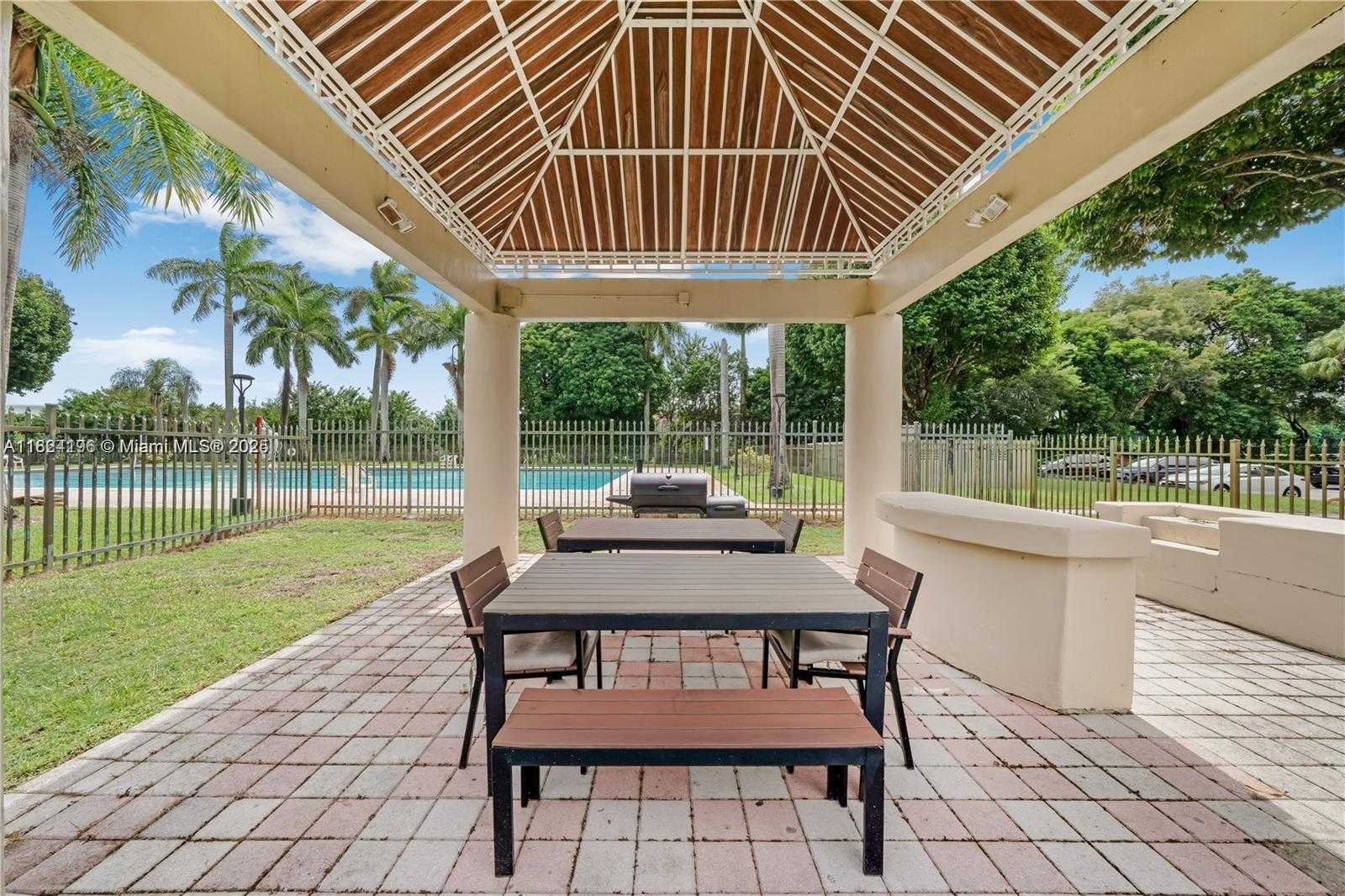Small Image of 9340 FONTAINEBLEAU BLVD #313, Miami Number 27