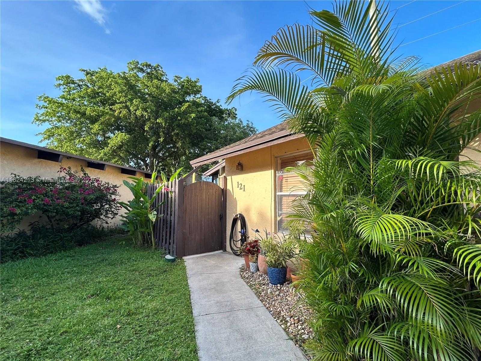 Small Image of 121 BRIARWOOD CIR #1-5, Hollywood Number 2