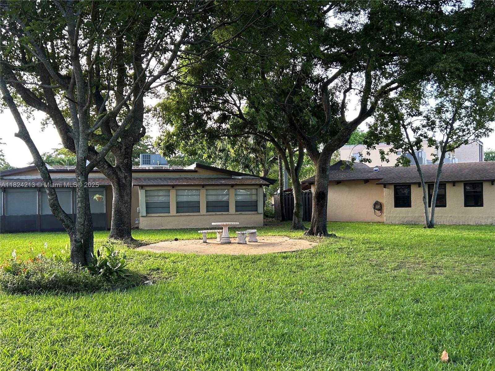 Small Image of 121 BRIARWOOD CIR #1-5, Hollywood Number 21