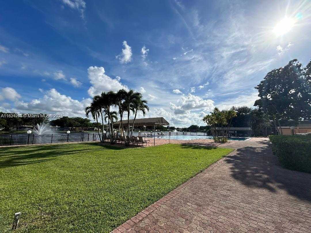 Small Image of 121 BRIARWOOD CIR #1-5, Hollywood Number 23
