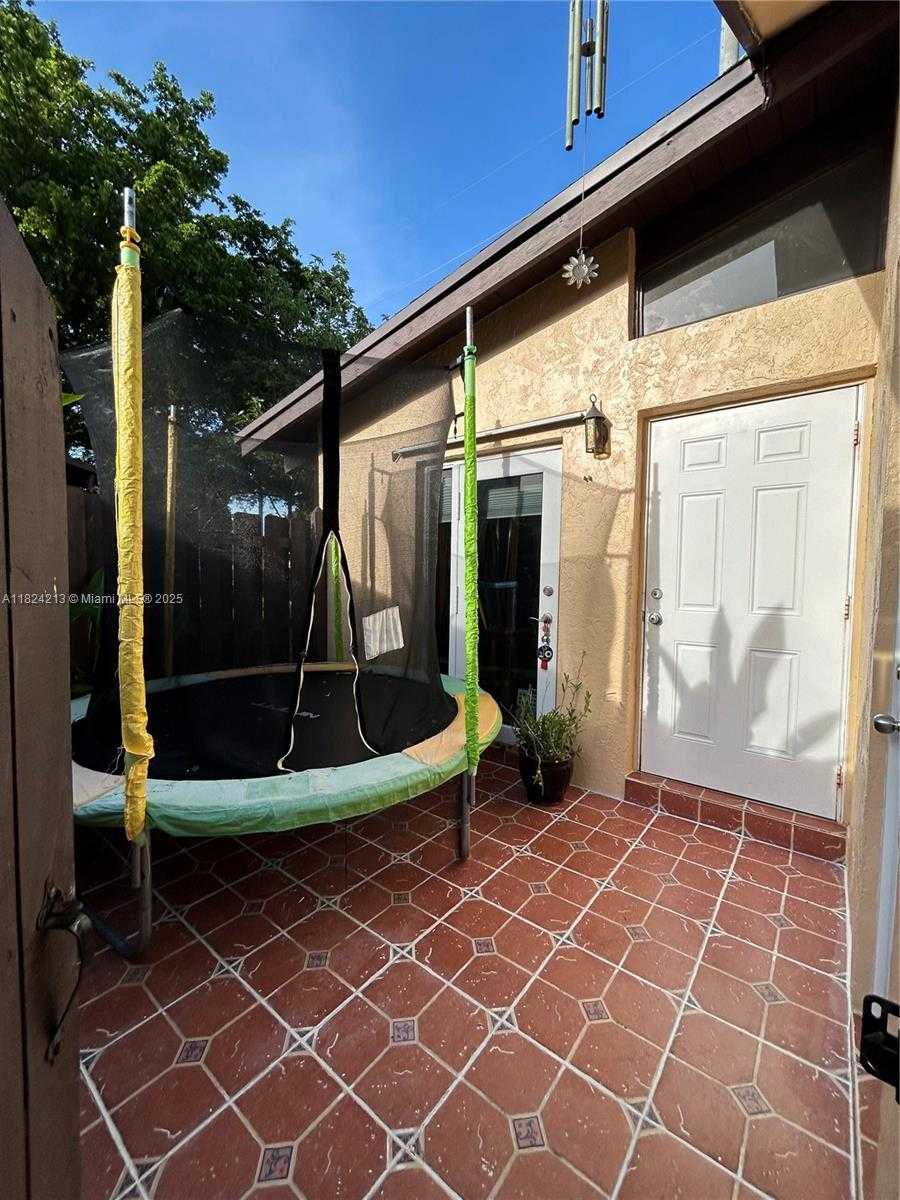 Small Image of 121 BRIARWOOD CIR #1-5, Hollywood Number 3