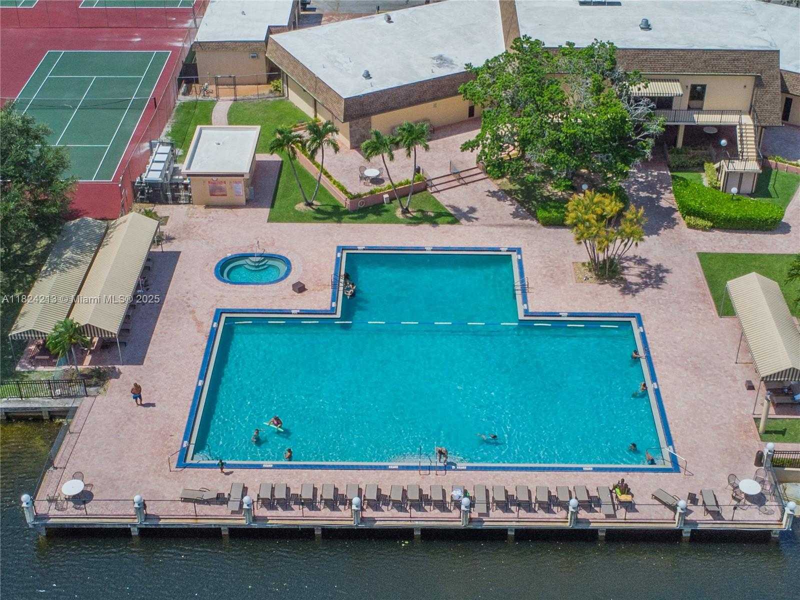 Small Image of 121 BRIARWOOD CIR #1-5, Hollywood Number 33