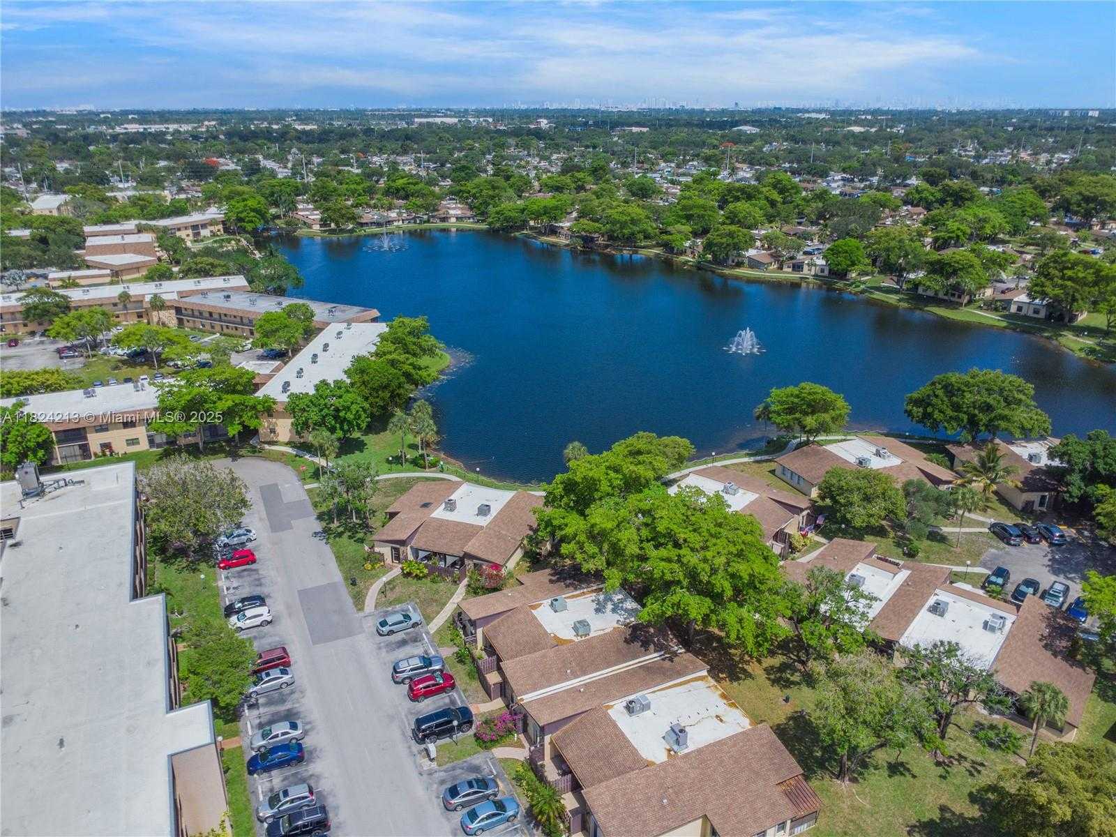 Small Image of 121 BRIARWOOD CIR #1-5, Hollywood Number 35