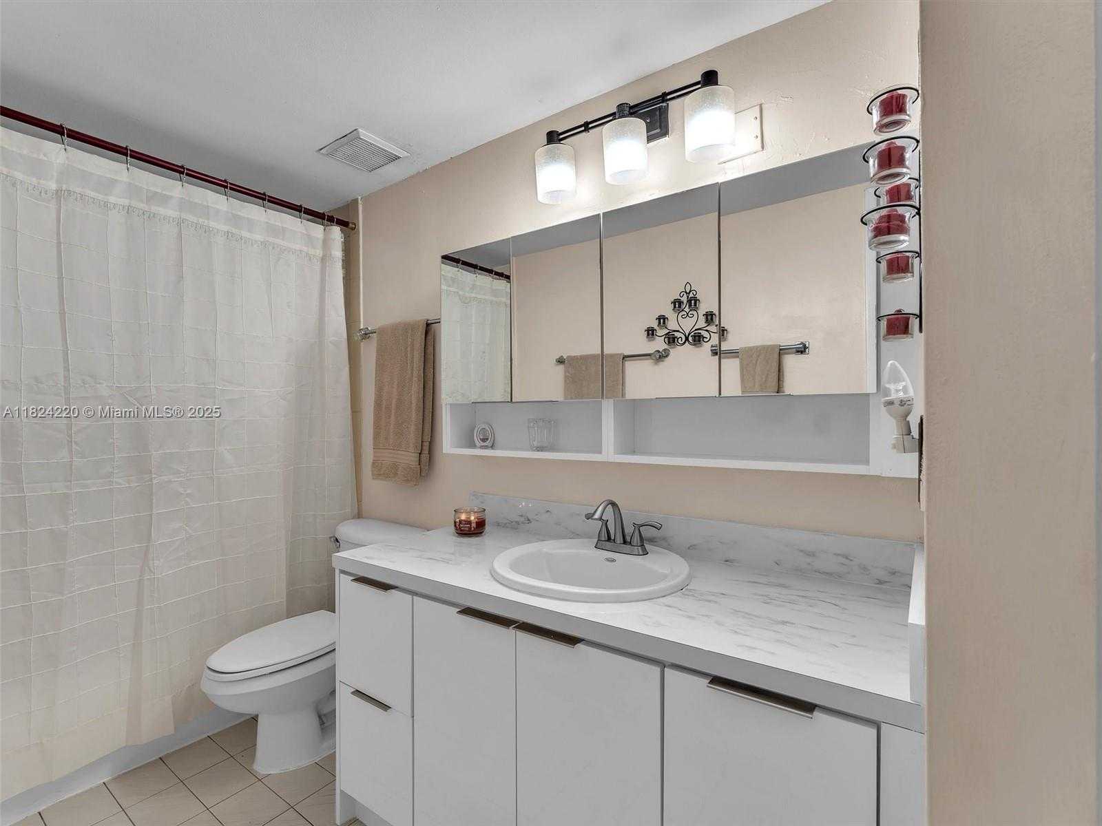 Small Image of 5530 W 26th Ct, Hialeah, FL 33016, USA Number 19
