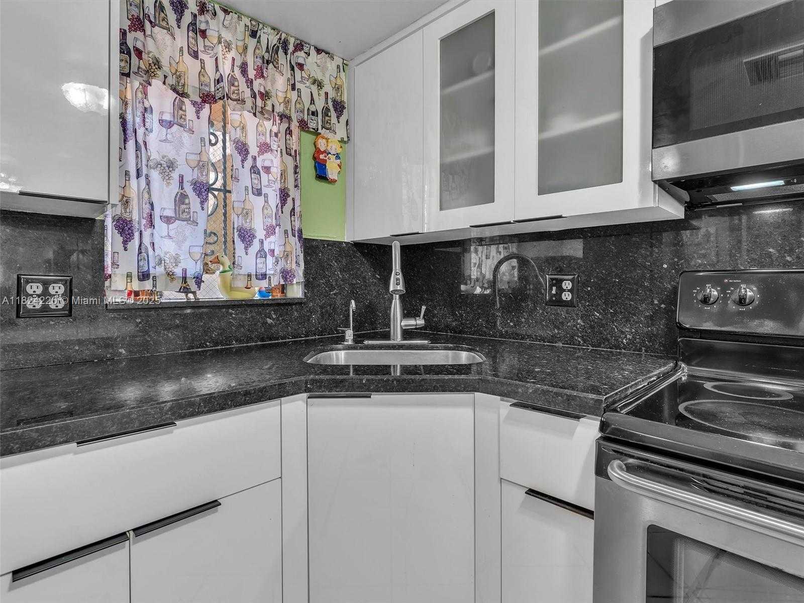 Small Image of 5530 W 26th Ct, Hialeah, FL 33016, USA Number 6
