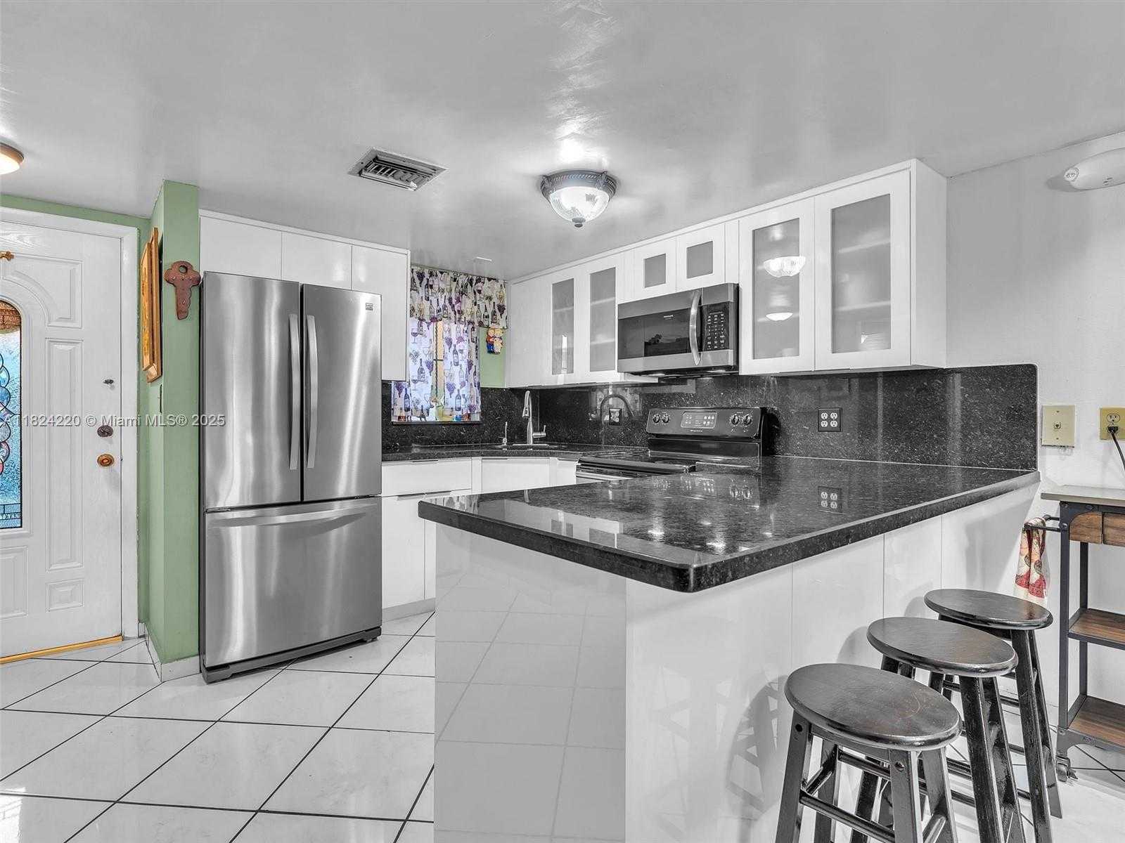 Small Image of 5530 W 26th Ct, Hialeah, FL 33016, USA Number 7