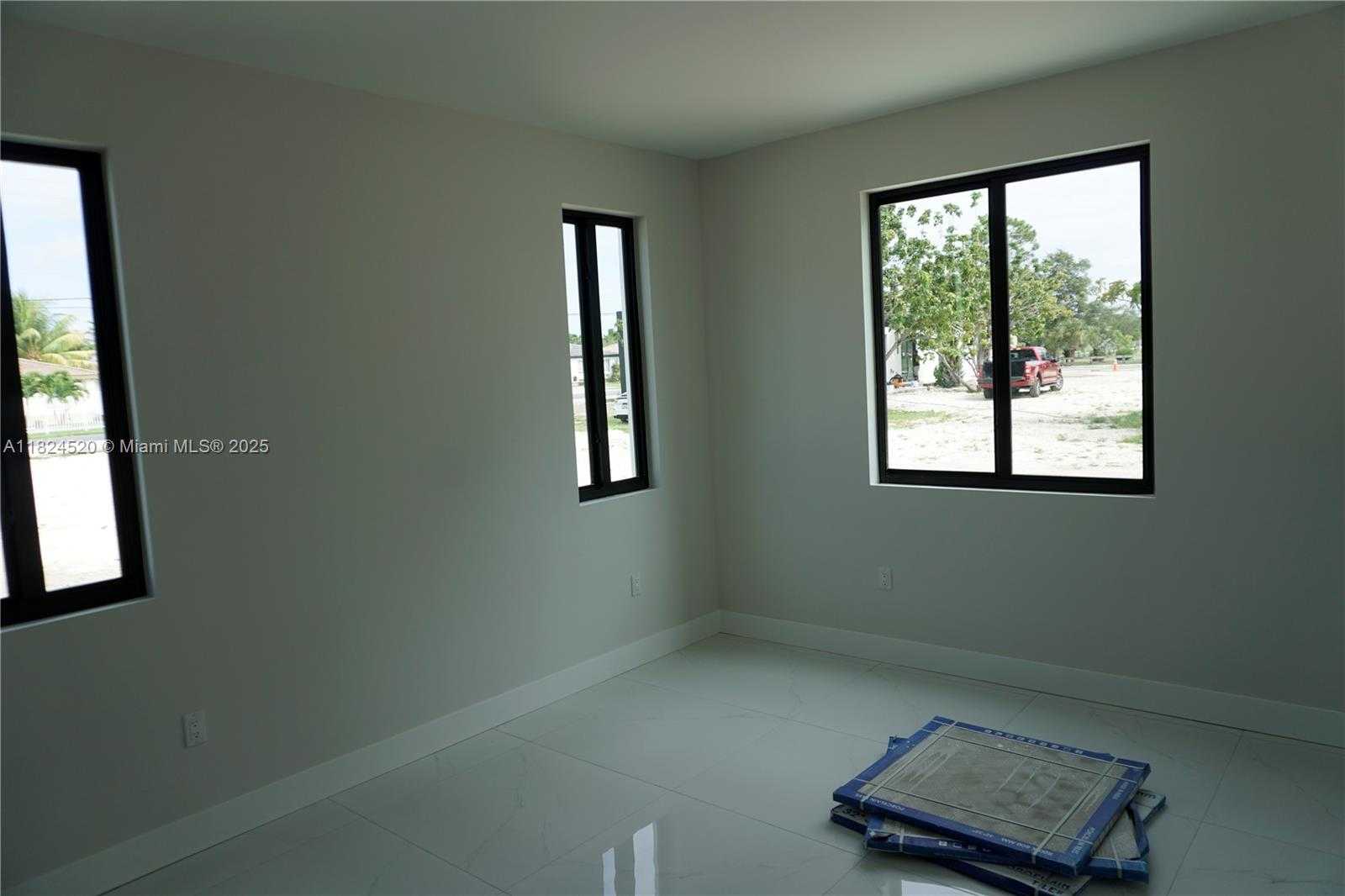 Small Image of 12383 SOUTH WEST 220 ST, Miami Number 10