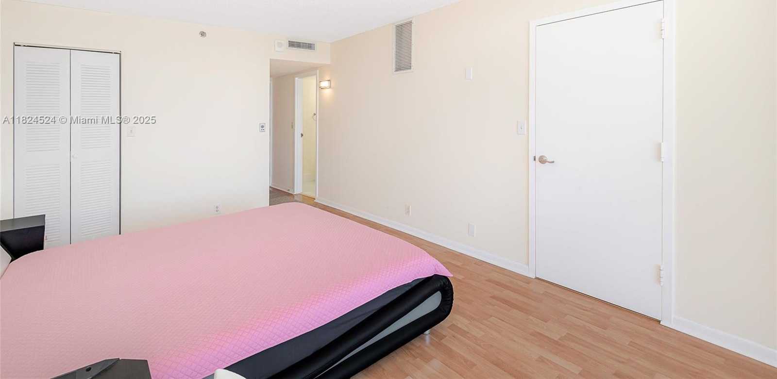 Small Image of 7601 EAST TREASURE DR #1517, North Bay Village Number 14