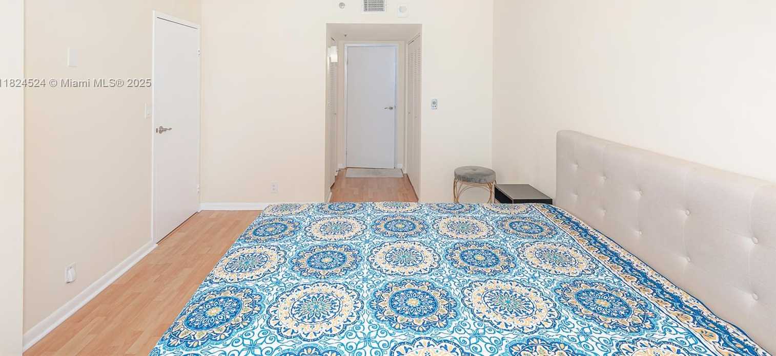 Small Image of 7601 EAST TREASURE DR #1517, North Bay Village Number 23