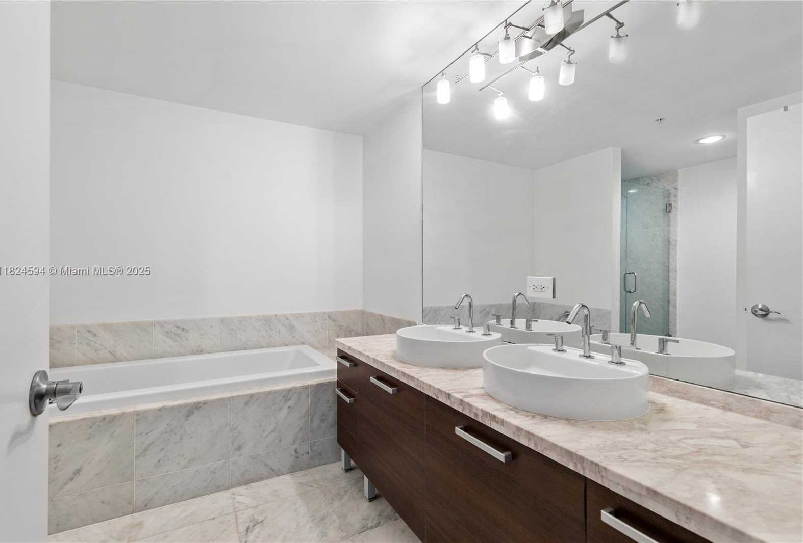 Small Image of 244 BISCAYNE BLVD #4107, Miami Number 25