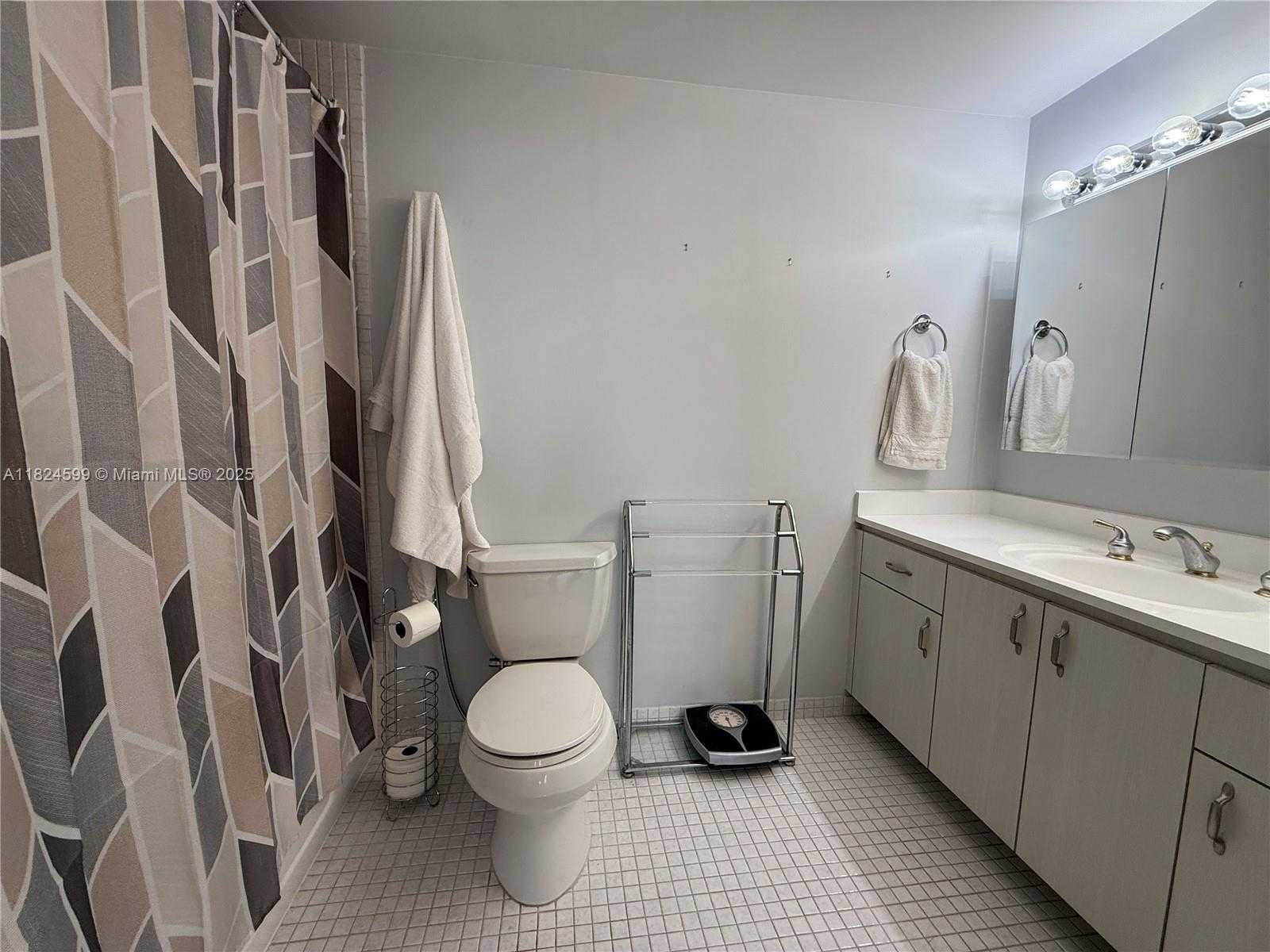 Small Image of 4001 HILLCREST DR #710, Hollywood Number 18