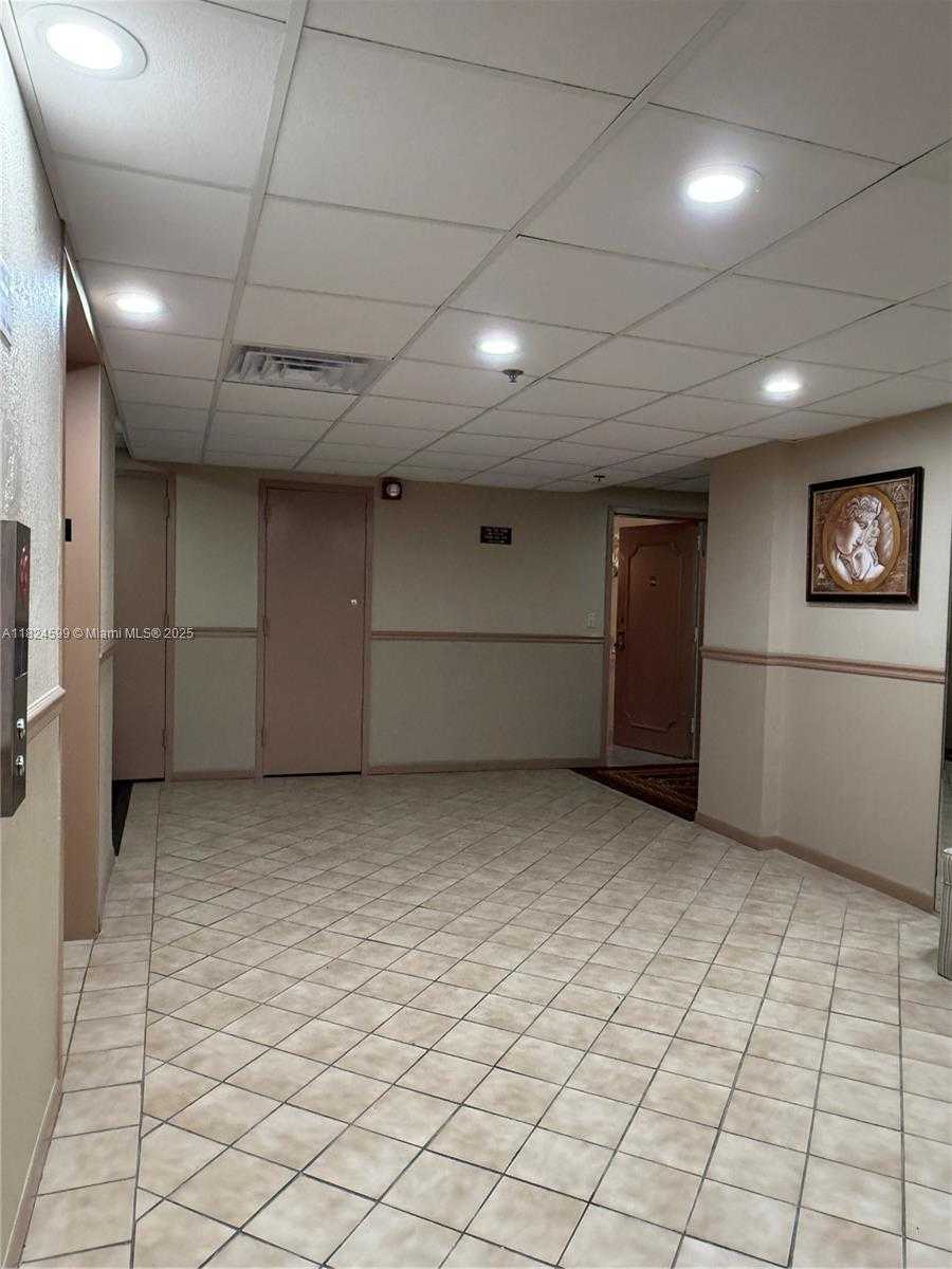 Small Image of 4001 HILLCREST DR #710, Hollywood Number 24