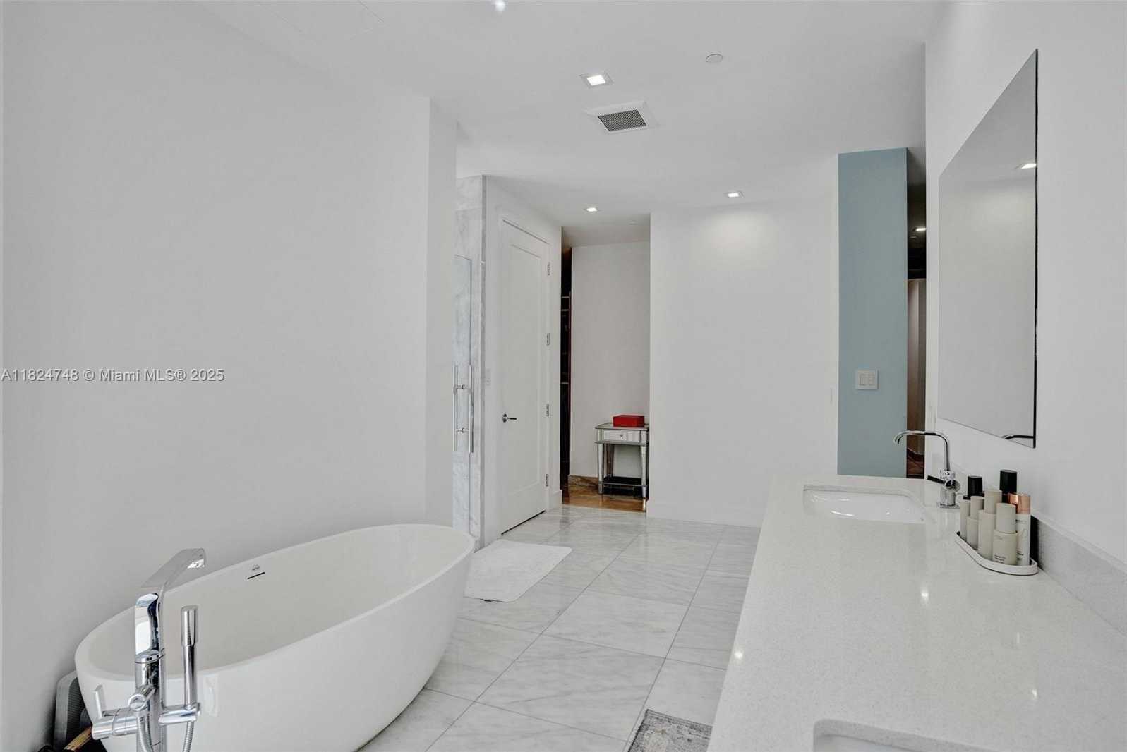 Small Image of 718 VALENCIA AVE #204, Coral Gables Number 35