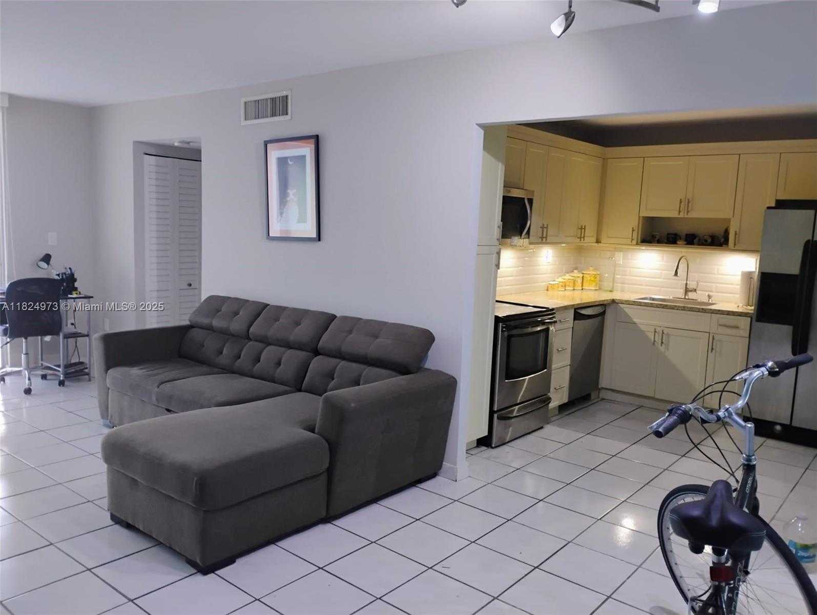 Small Image of 6900 BAY DR #11K, Miami Beach Number 5