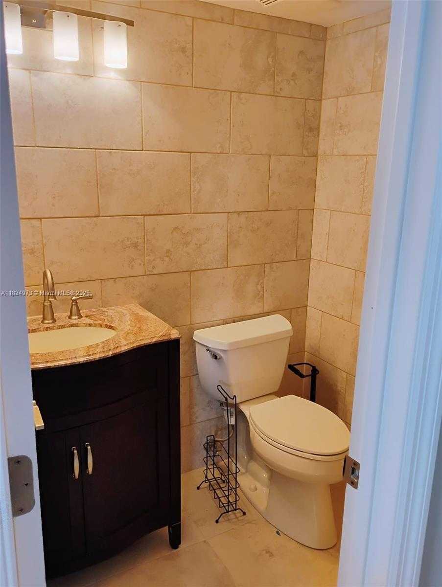 Small Image of 6900 BAY DR #11K, Miami Beach Number 8