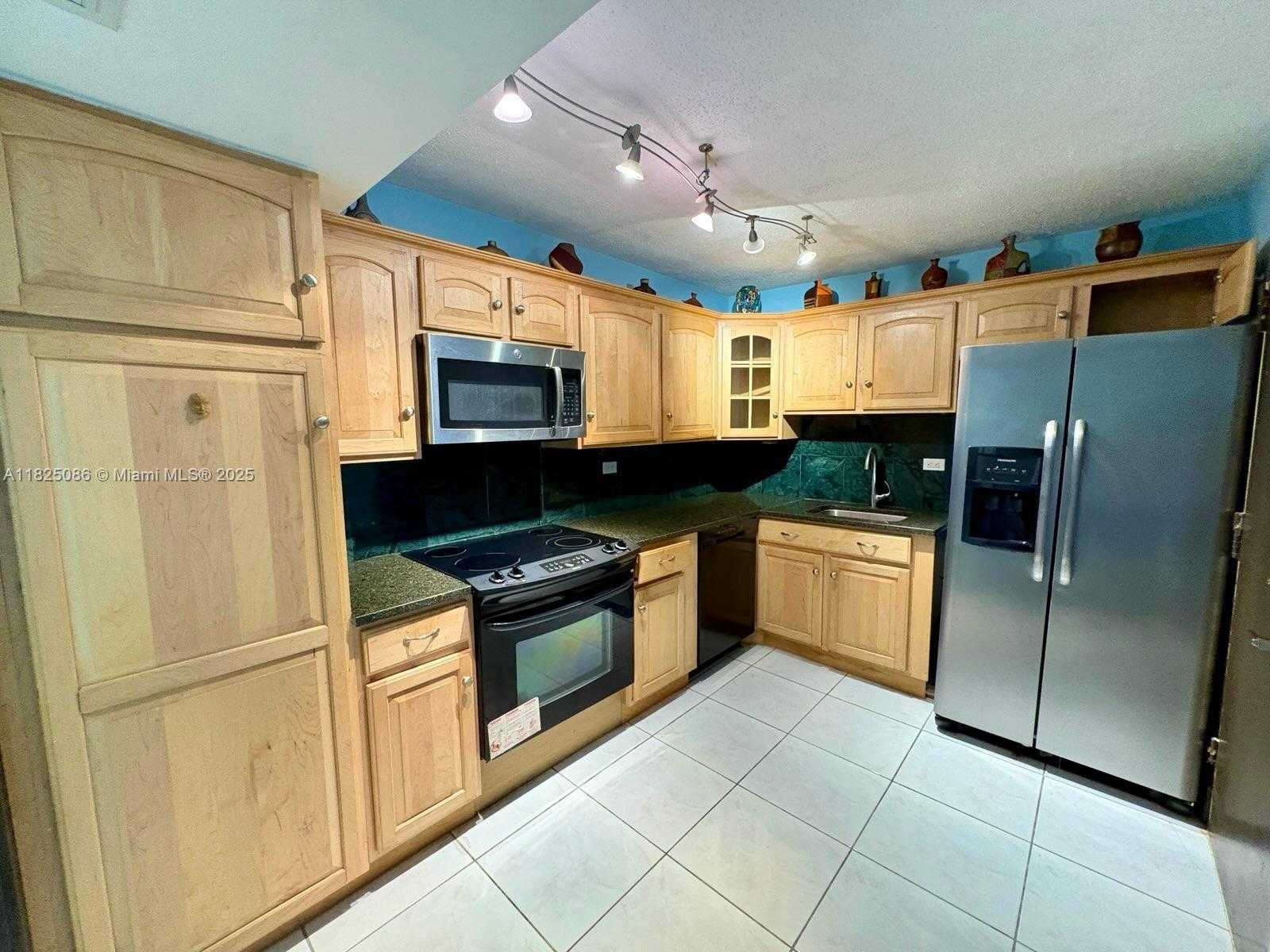 Small Image of 6039 COLLINS AVE #923, Miami Beach Number 21