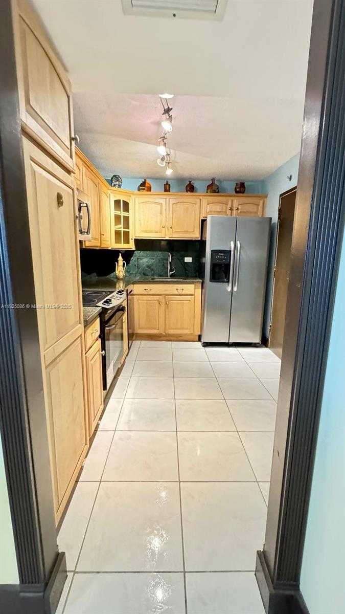 Small Image of 6039 COLLINS AVE #923, Miami Beach Number 22
