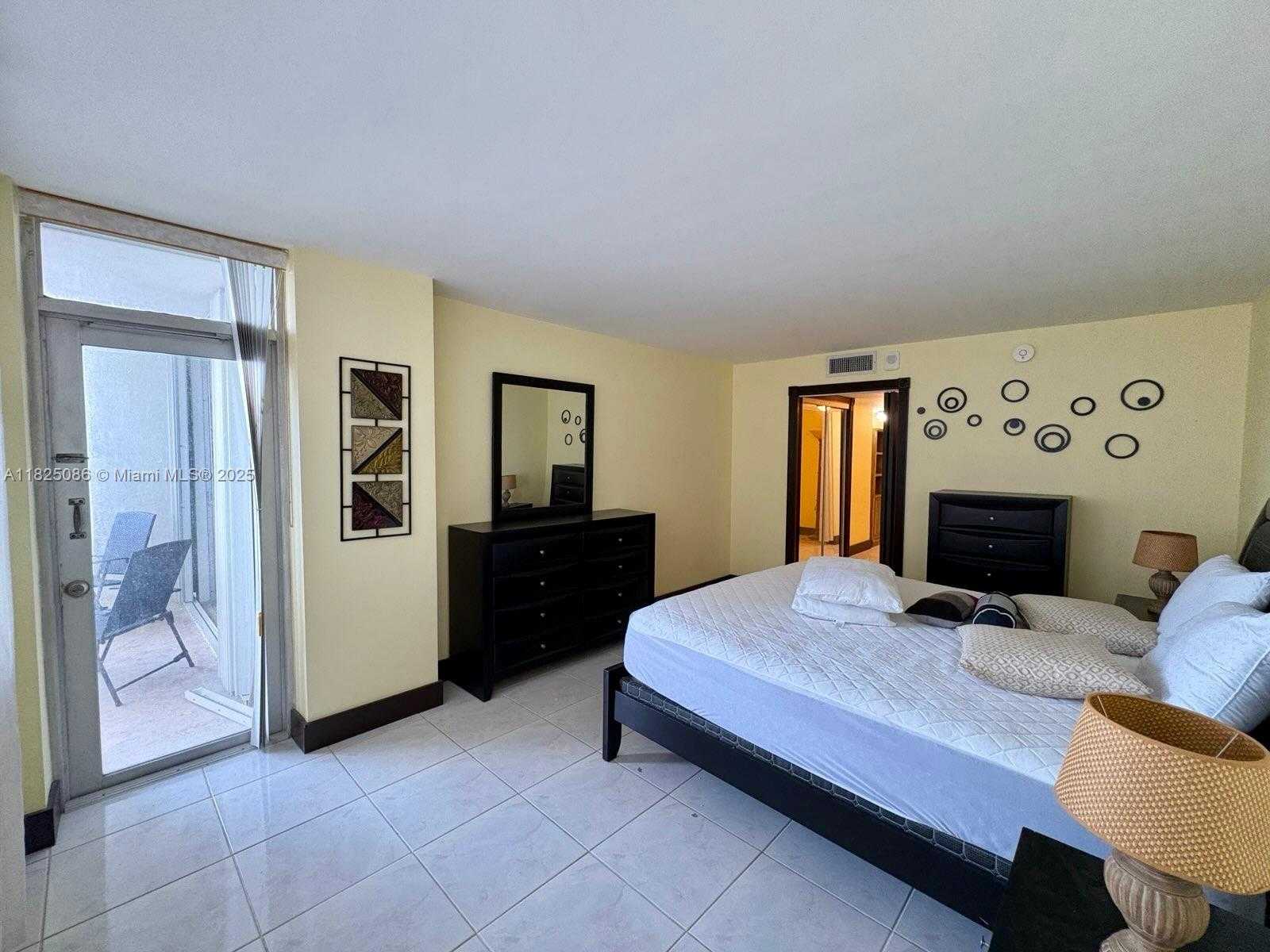 Small Image of 6039 COLLINS AVE #923, Miami Beach Number 24