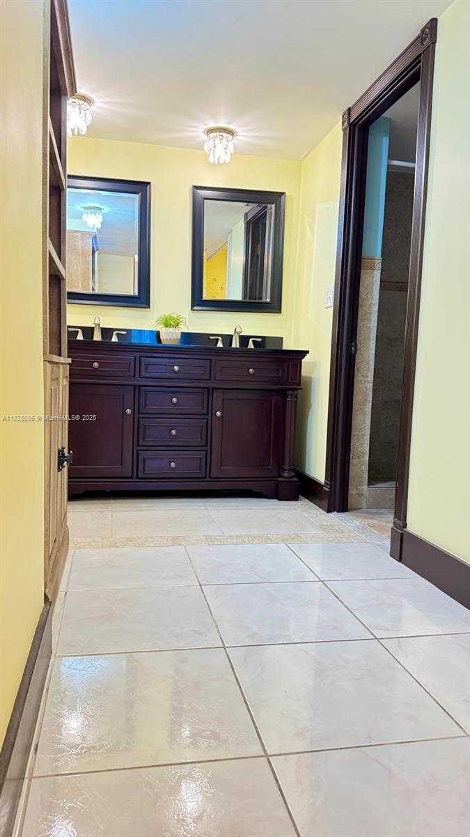 Small Image of 6039 COLLINS AVE #923, Miami Beach Number 27