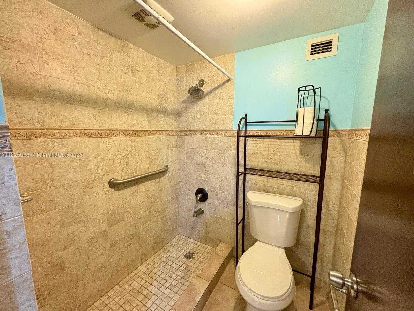 Small Image of 6039 COLLINS AVE #923, Miami Beach Number 28