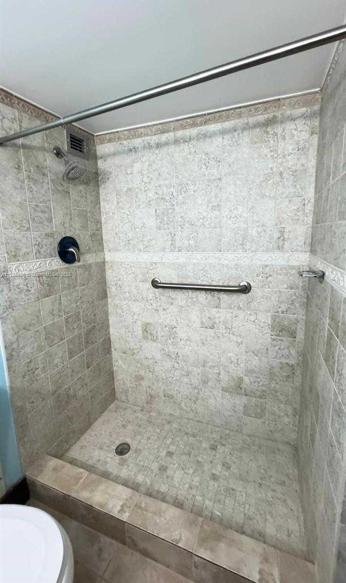 Small Image of 6039 COLLINS AVE #923, Miami Beach Number 31