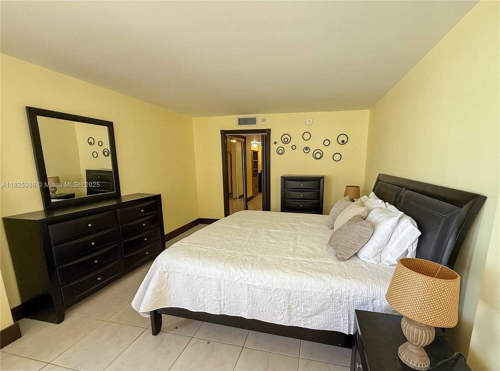 Small Image of 6039 COLLINS AVE #923, Miami Beach Number 35