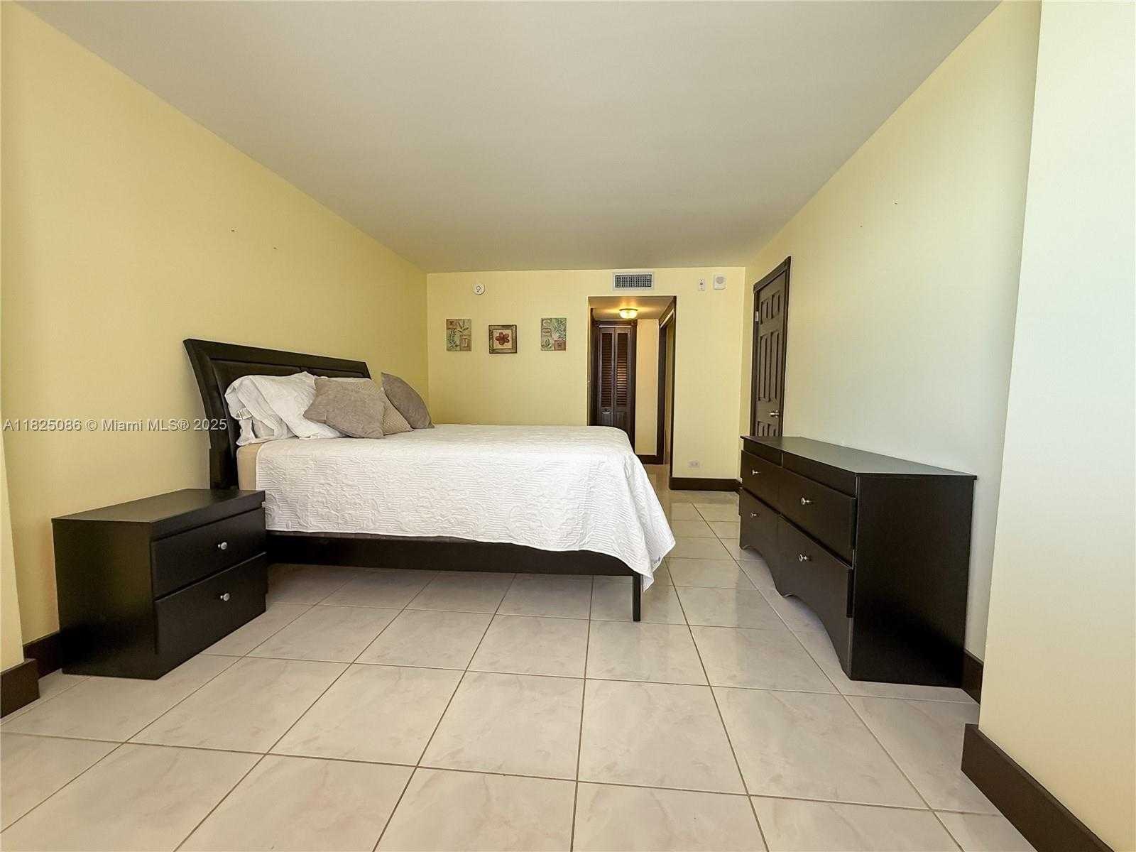 Small Image of 6039 COLLINS AVE #923, Miami Beach Number 41