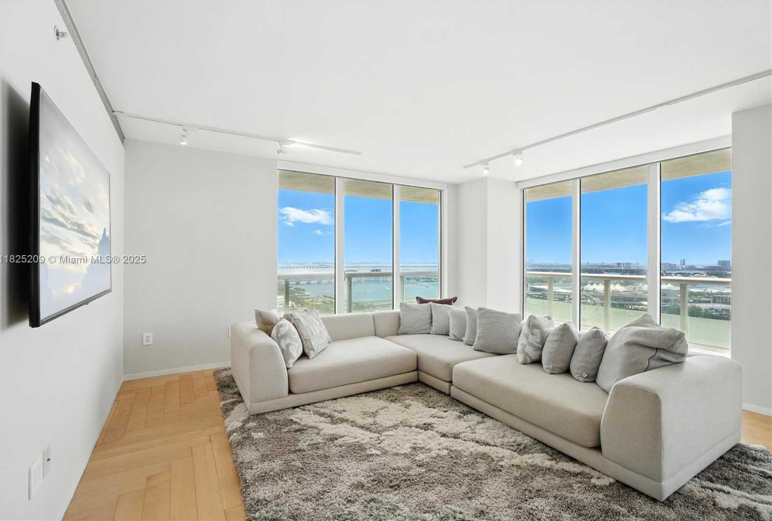 Small Image of 50 BISCAYNE BLVD #3002, Miami Number 3